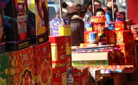 长大后总怀念小时候过年放鞭炮的时候,现在感