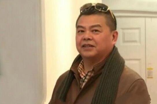 董文华63岁老公张楠正面照，身形壮实气度不凡夫妻恩爱33载
