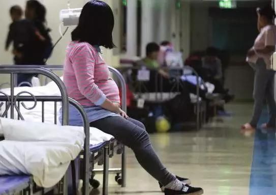 孕妇怀胎8月浑身发痒,医生检查后急剖腹,看到