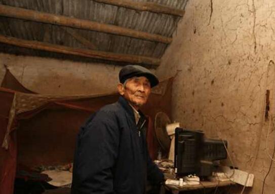 老人的生活习惯很好,他从来不会抽烟或者喝酒,他只是喜欢在家里待着