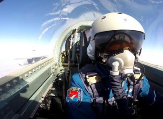 战斗机上为何会被安装自爆装置？专家告诉你，真相没这么简单