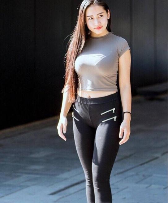 街拍丰满路人美女 紧身衣大秀好身材