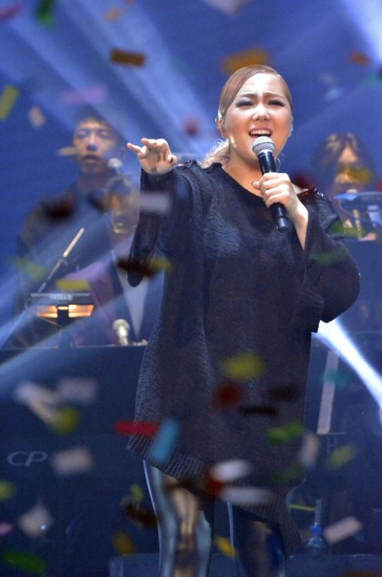 她是香港2017拿奖最多女歌手, 身材走样带病开