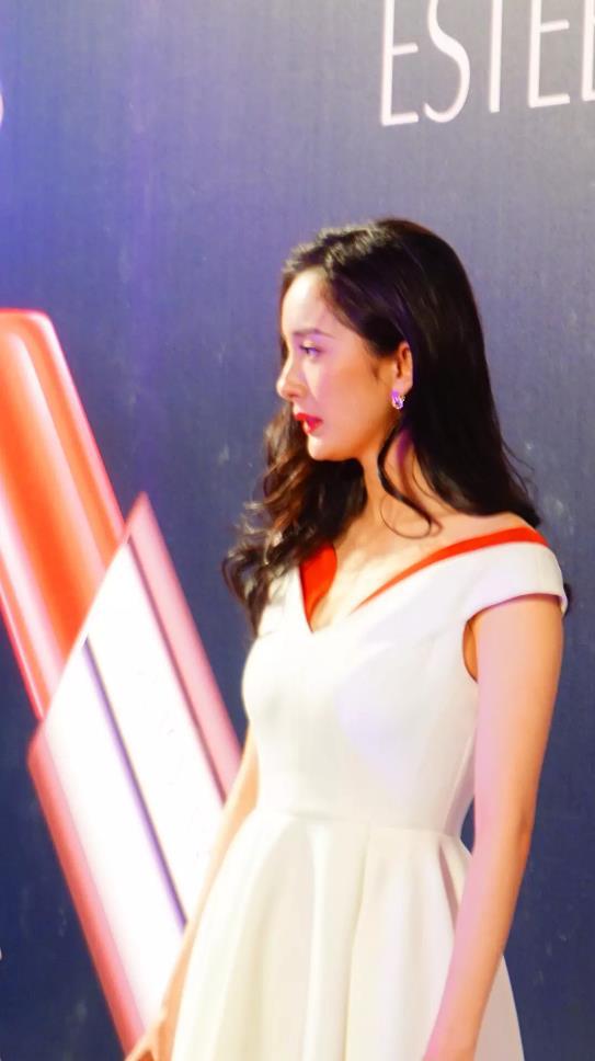 杨幂出席活动站姿被批,网友称是"骨盆前倾"