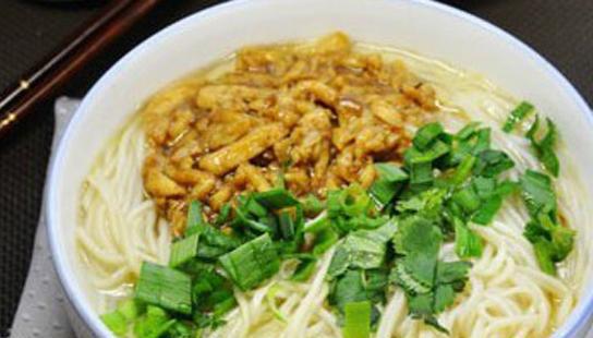 鸡脯肉热汤面