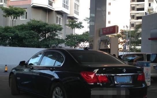 宝马7系加完油就死翘翘，4S店师傅一检查，车主半天说不出话
