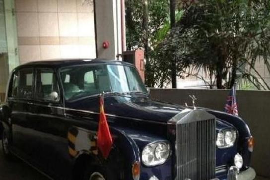 90年代的他拥有3辆劳斯莱斯,英国女王来访时借用他的车迎接