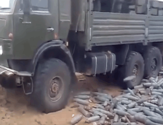 男子直接将实心炮弹从车顶扔下, 没想到却出现