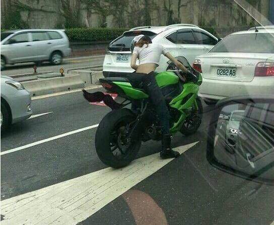 比跑车还快,台湾美女18万买重机车,等红灯时一