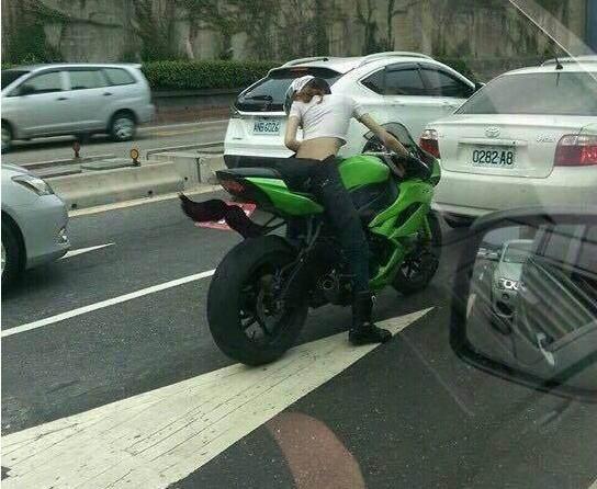 台湾美女18万买重机车,比保时捷快,等红灯时一