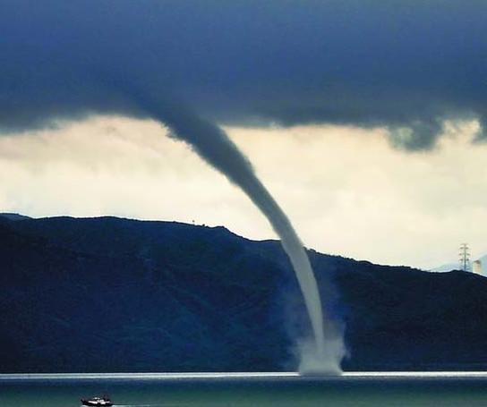 暴雨前兆:龙卷风会出现在海上吸取海水称"龙吸水",太神奇了