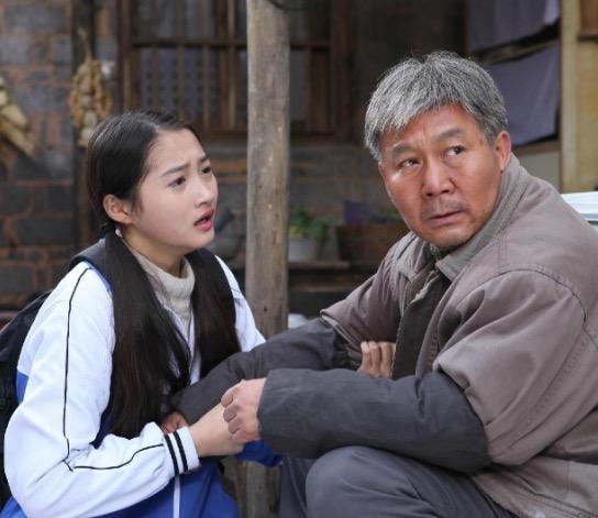 19岁的关晓彤开始露沟?网友:演艺圈催人早熟吧