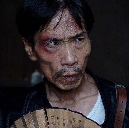 他演活了《地下交通站》里的贾队长，却很少有人知道他还是个作家