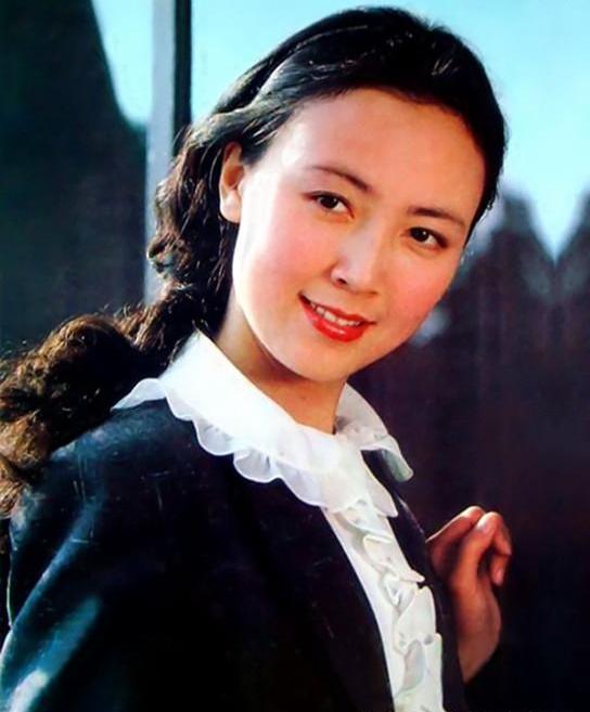 出道即是巅峰,红极一时为家庭淡出影视圈,嫁给普通军官恩爱40年|赵静
