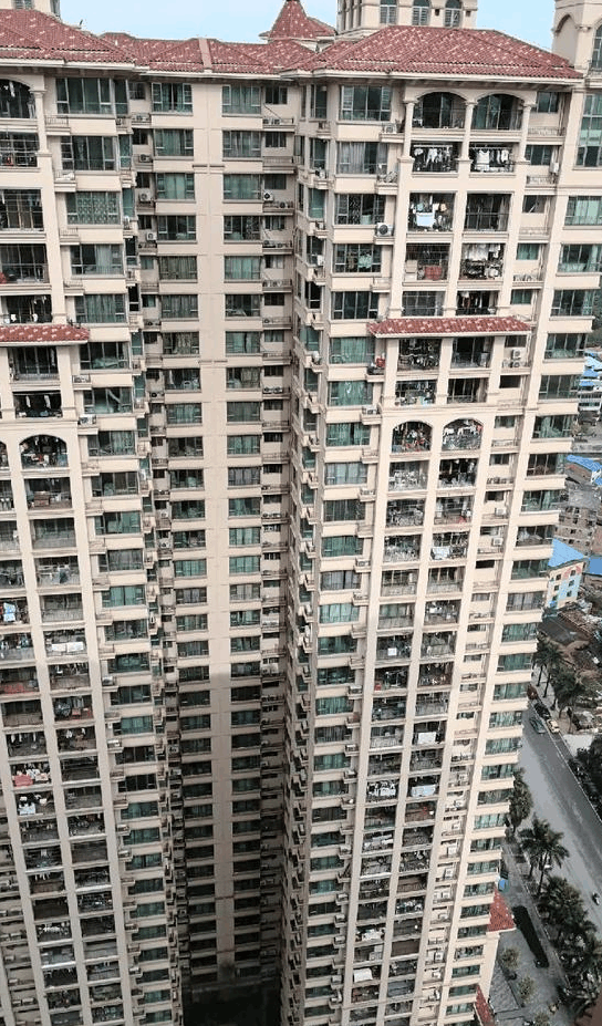 实拍: 广西8名熊孩子 爬上34层楼顶琉璃瓦玩耍