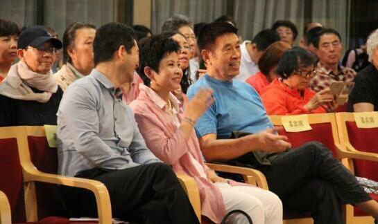 董文华63岁老公张楠正面照，身形壮实气度不凡夫妻恩爱33载