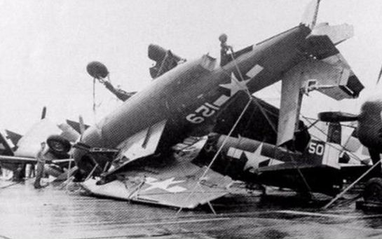 再厉害的航母也怕碰到台风,美国航母曾差点被