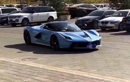 上海4000万法拉利亮相，车主下车后，路人大呼惹不起！