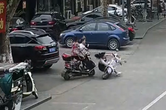 电动车女子正常拐弯，想不到的一幕发生了，看她好痛苦