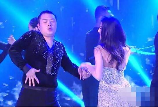 太犯规!粉丝直呼超惊艳,迪丽热巴抖臀跳热舞大