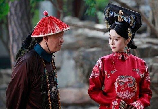 乾隆后宫唯一被连降两级的妃子,出身名门,却郁