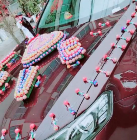 男子去接亲，婚车上不摆鲜花却摆满棒棒糖，得知其寓意我佩服不已|豪车|棒 