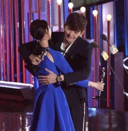 张翰郑爽分手后首次同台,张翰索要拥抱,郑爽爽