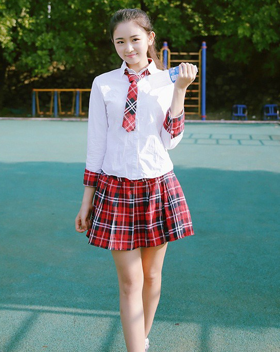街拍:短裙小女生最可爱,网友:为什么我的校服不是这样的