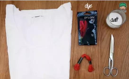 旧T上衣改造成时尚编织漏背装教程