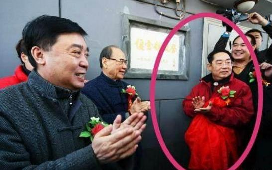 侯耀中全家照,与弟弟侯耀华不相往来,儿子