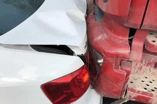 大众速腾高速遭大货车追尾, 车主: 用最小的代价换回自己一命