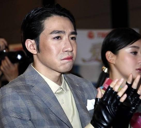 俞灏明任家萱现状,一个脸部僵硬伤口明显,一个