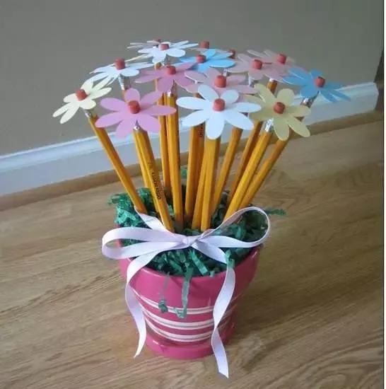 小孩、家长参与自制的教师节小礼物