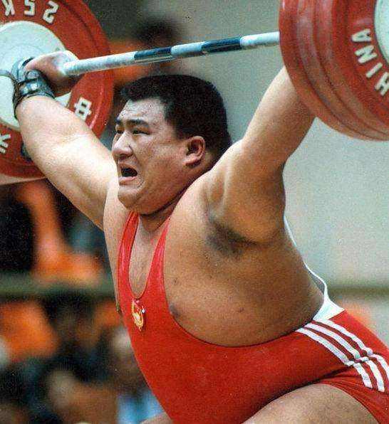 举重冠军退役无钱治病33岁就离世,遗孀:要饭也不会让女儿练体育