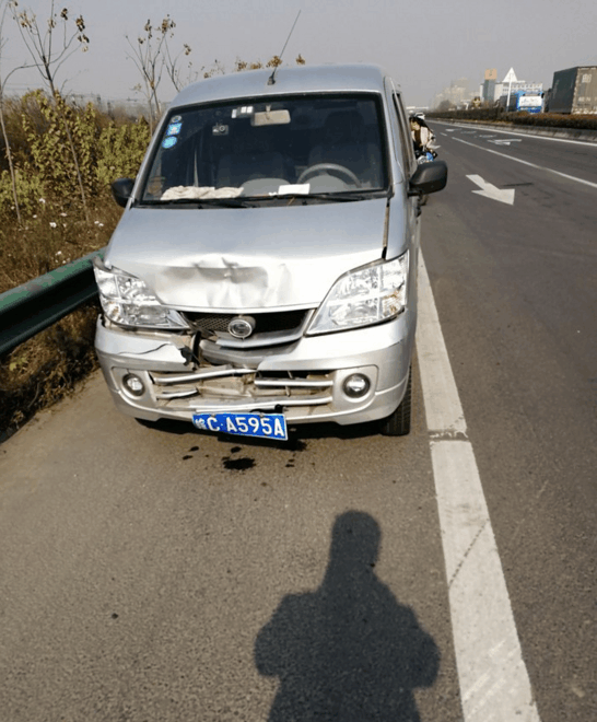 宝骏310马路遭面包车追尾, 车主: 宝骏这表现连