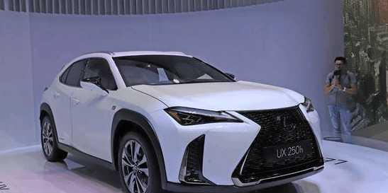 雷克萨斯UX亮相日内瓦车展，钩子大灯帅出天际