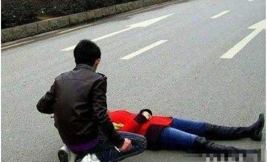 女子躺地上昏迷不醒，男子将她翻身过来后，男子顿时尴尬的要死