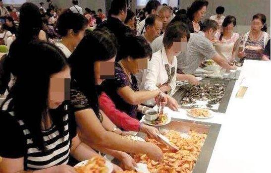 中国大妈在国外吃自助餐, 被老板轰出门外, 中国