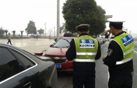 交警叔叔教你如何临时停车不被贴罚单!