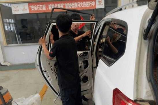 宝骏730无缘无故车窗自动爆裂, 车主一脸茫然