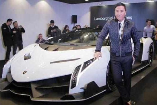 王俊凯扬言要买的这辆跑车，甄子丹都买不起，只能和其合影留念