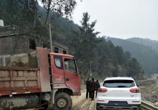 须眉提哈弗H6还没抵家被大货车撞击，车主：不愧是国产车的标杆