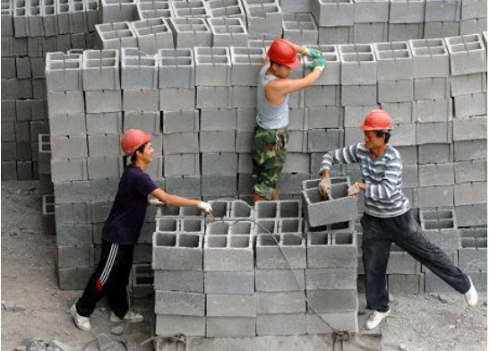 婚小伙忍受不了分居的寂寞,将妻子接到工地同