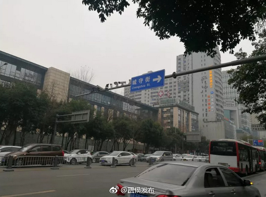 乱鸣笛 成都交警启用声呐电子眼[话筒]