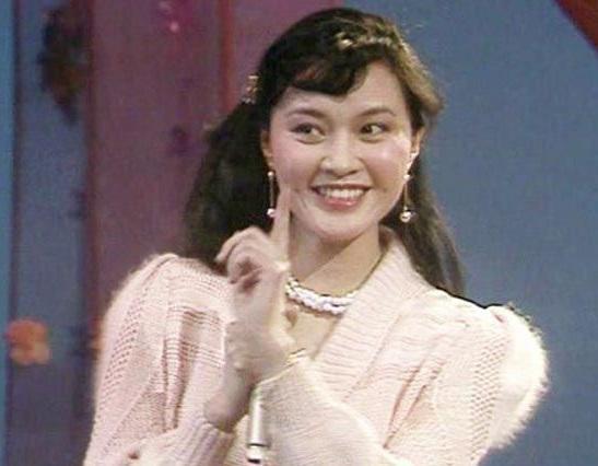 她是首位春晚英语主持人,曾红过刘晓庆,出轨小