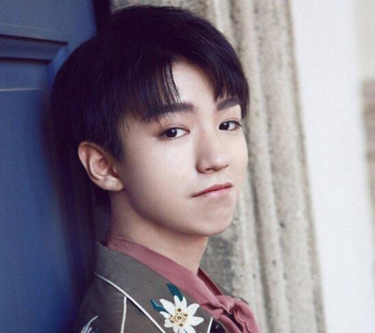 当初王俊凯害怕握手,如今却主动搂迪丽热巴,期