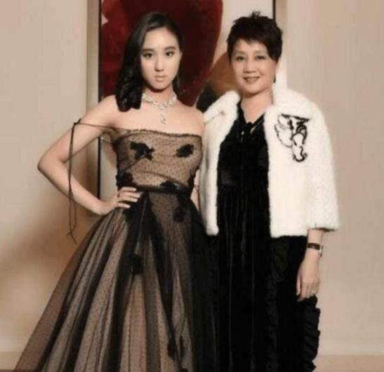 赌王最小女儿18岁坐拥世间荣华富贵,直言看不