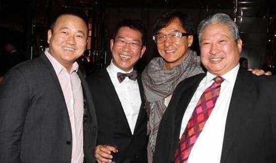 60岁元彪和妻子近照，结婚34年恩爱如初，女儿结婚他泪流满面！