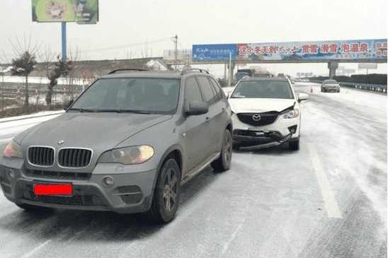 雪天路太滑导致马自达CX5追尾宝马X5, 两车的差距让车主当场崩溃
