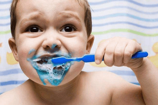 从不吃糖的宝宝长了一口烂牙, 牙医看后指责妈